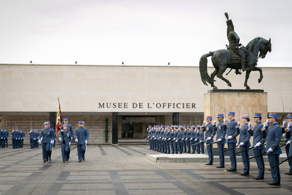 Le vendredi 24 janvier 2022, les officiers sur titre spécialistes (OSC-S) de l'École militaire des aspirants de Coëtquidan (EMAC) du contingent d'octobre, reçoivent des cadres leurs galons de sous-lieutenant. 